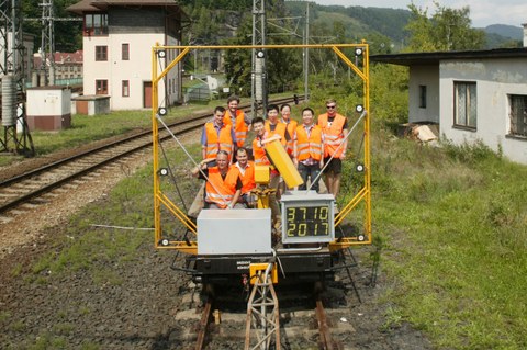 Gabarit-measuring vehicle group photo