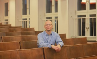 Sven Hietzschold sitzend im Hörsaal