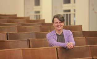 Franziska Walther sitzend im Hörsaal