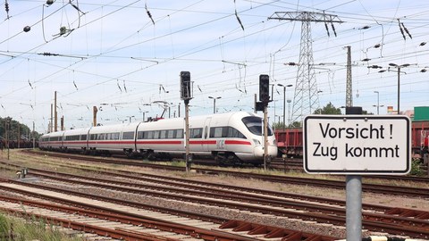 ICE fährt durch den Bahnhof