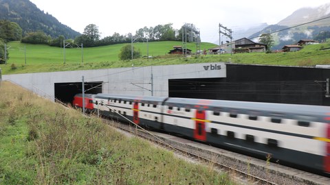 Einfahrt in den Lötschberg-Basistunnel