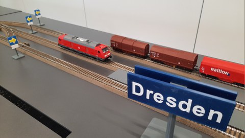 Modellbahn auf Tischen