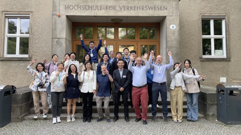 Exkursionsgruppe vor dem Potthoff-Bau