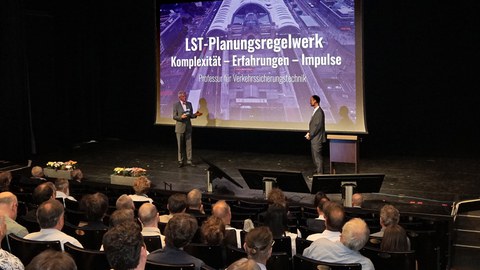 Diskussion nach Vortrag auf der Bühne