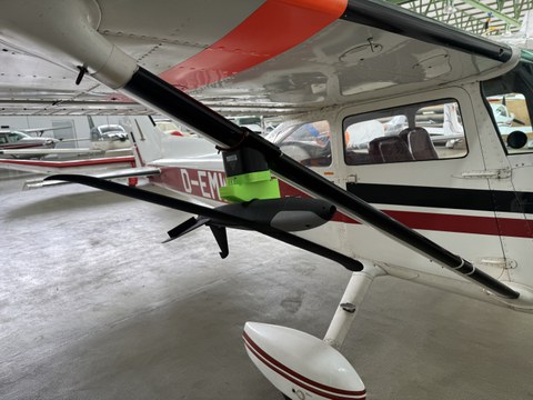 Demonstration der Drohnenhalterung an der Cessna 172
