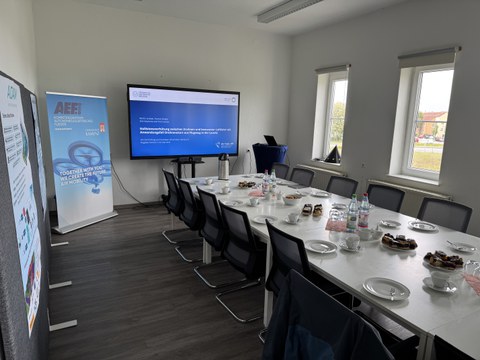 Konferenzraum mit vorbereiteten Impulsvorträgen in Kamenz