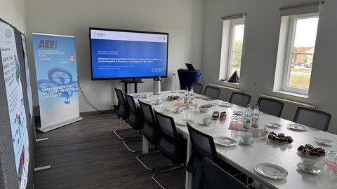 Konferenzraum mit vorbereiteten Impulsvorträgen in Kamenz