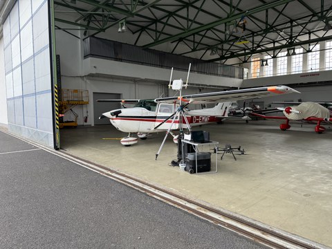 Ground Station der Professur in Betriebnahme vor dem Forschungsflugzeug der TUD
