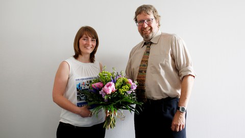 Preisübergabe an Juliane Martin durch Professor Rüdiger Trimpop