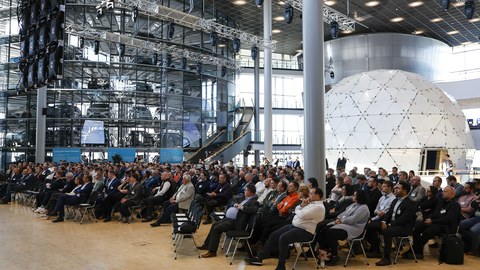 Blick in die Gläserne Manufaktur Dresden während des BIM-Kongresses 2024