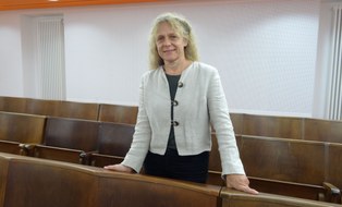 Frau Dr. Heinecke-Schmitt steht im Hörsaal