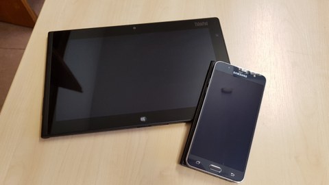 This picture shows a tablet and a smartphone.