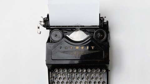 Das Bild zeigt eine Schreibmaschine.