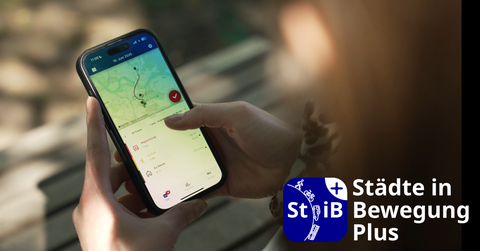 Handy mit der StiB+ App und StiB+ Logo