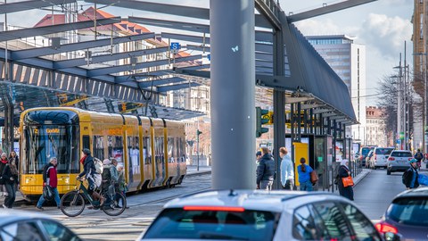 Foto vom Postplatz in Dresden mit Autos, einer Straßenbahn, Radfahrenden und Zufußgehendenn