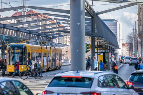 Foto vom Postplatz in Dresden mit Autos, einer Straßenbahn, Radfahrenden und Zufußgehendenn