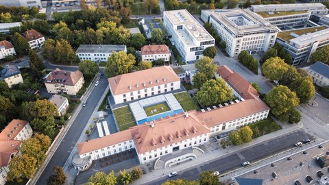 Das Foto zeigt eine Luftaufnahme der "Alten Mensa" der TU Dresden.