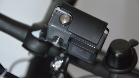 GoPro-Kamera auf Lenkrad montiert