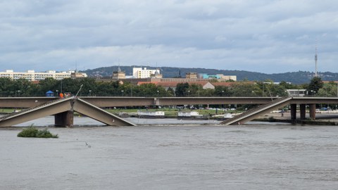 eingestürzte Carolabrücke von Augustusbrücke aus bei Hochwasser