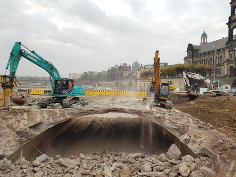 Dargestellt ist eine Brückenbaustelle