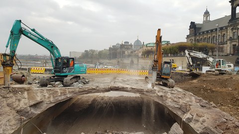 Dargestellt ist eine Brückenbaustelle