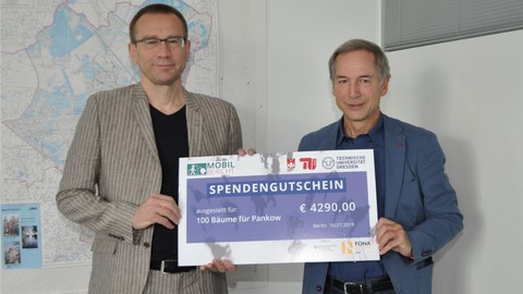 Das Projektteam (Prof. Schwedes) übergibt einen Spendengutschein über 4290 € an den Bezirk Berlin Pankow