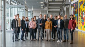 Das Bild zeigt ein Gruppenfoto der Mitarbeitenden der Professur für Verkehrsökologie.