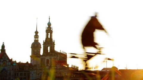 Radfahrer vor Hofkirche in Dresden