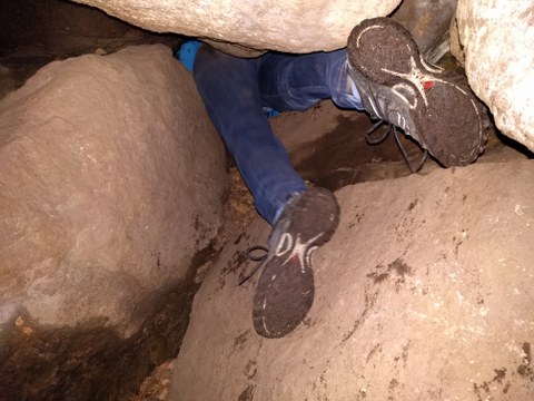 eine suchende Person in einer Höhle