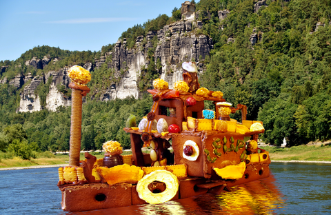 Der Pfefferkuchenschaufelraddampfer "Leupo" auf der Elbe