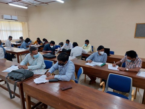 Bildausschnitt aus dem Teach the Trainers Kurs in Sri Lanka, mehrere Personen sitzen an Tischen und arbeiten in kleinen Gruppen 