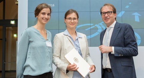 Susan Hübner, Julia Gerlach und Bundesminister Alexander Dobrindt bei der Übergabe des Förderbescheids