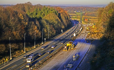 Autobahnbaustelle: Auf der linken Fahrbahn rollt der Verkehr, auf der rechten Fahrbahn ist eine Baustelle