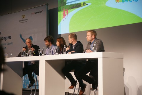 Personen auf dem Podium