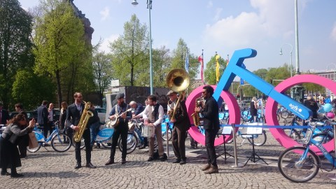 Band spielt vor großem Fahrrad