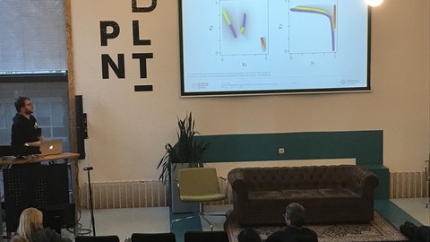 Lennart Schäpermeier bei der Präsentation seines Papers "Peak-A-Boo! Generating Multi-objective Multiple Peaks Benchmark Problems with Precise Pareto Sets"