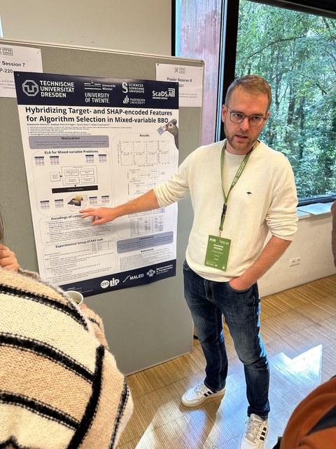 Konstantin Dietrich präsentiert sein Poster auf der PPSN 2024