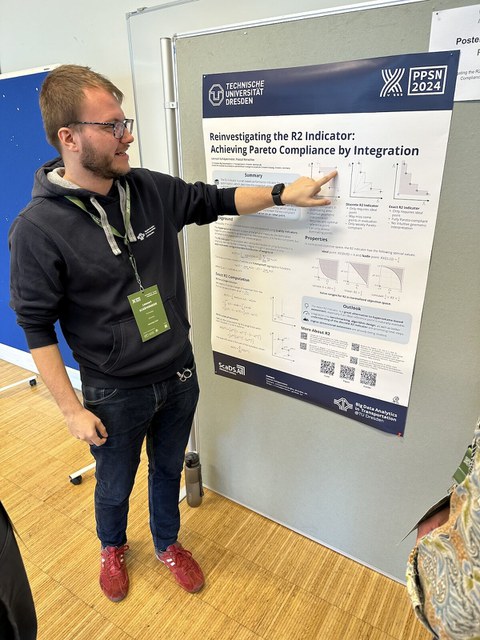 Lennart Schäpermeier präsentiert sein Poster auf der PPSN 2024