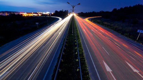 Zeitrafferaufnahme einer Autobahn in der Dämmerung