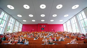 Studierende folgen einer Vorlesung im Hörsaal im Potthoff-Bau.