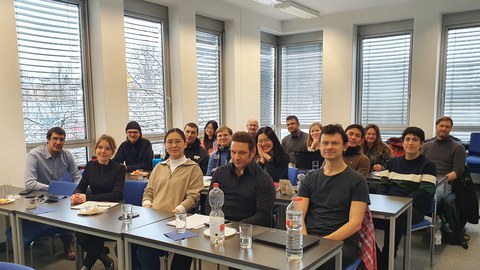 Gruppe von Teilnehmenden des Doktorandenseminar im Raum sitzend. 