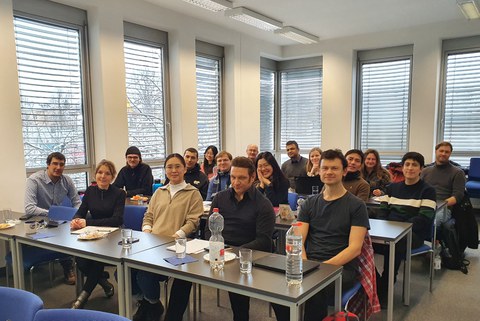 Gruppe von Teilnehmenden des Doktorandenseminar im Raum sitzend. 