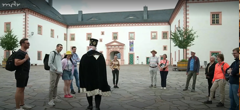 MDR Screenshot Lehrstuhlteam steht im Kreis mit Kurfür August von Sachsen