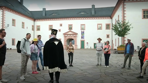 MDR Screenshot Lehrstuhlteam steht im Kreis mit Kurfür August von Sachsen