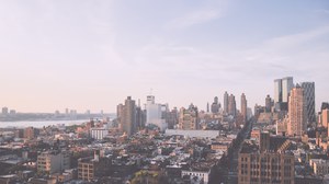 Dargestellt ist die Ansicht einer Stadt mit Skyline im Hintergrund.