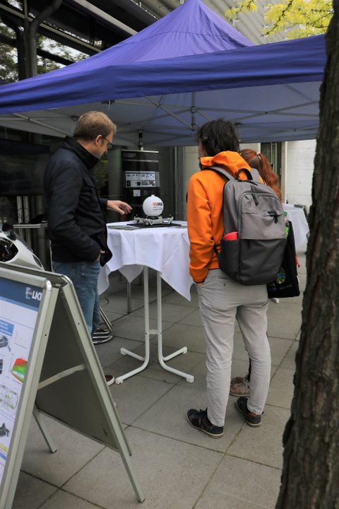 Besucher am Stand