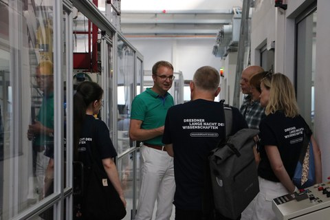 Besucher am SMS-Prüfstand