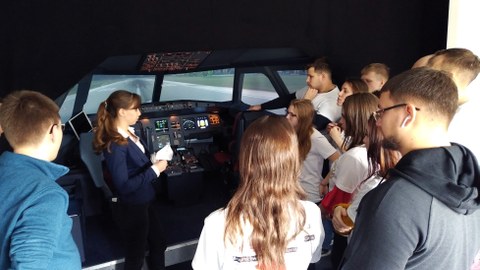 Studierende aus Omsk im Flugsimulator