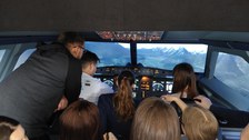 Studierende aus Omsk im Flugsimulator