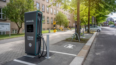 Strimtankstelle vor dem Potthoff-Bau der TU Dresden